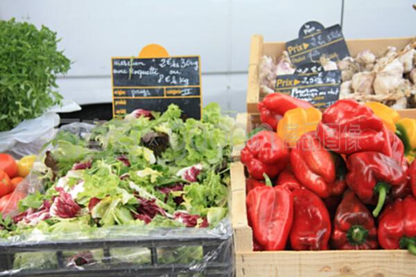 法国当地市场上新鲜蔬菜零售的特色与体验